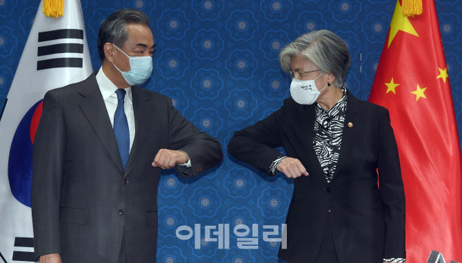 팔꿈치 인사 나누는 강경화 외교부 장관-중국 왕이 외교부장                                                                                                                                          