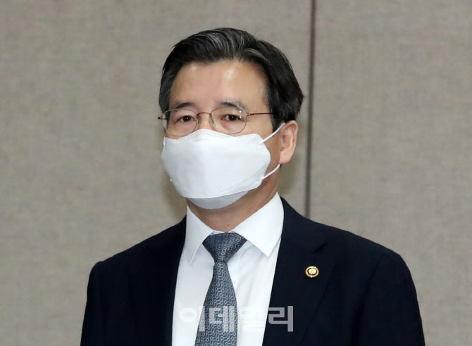 혁신성장 전략점검회의 입장하는 김용범 기재부 차관                                                                                                                                                 