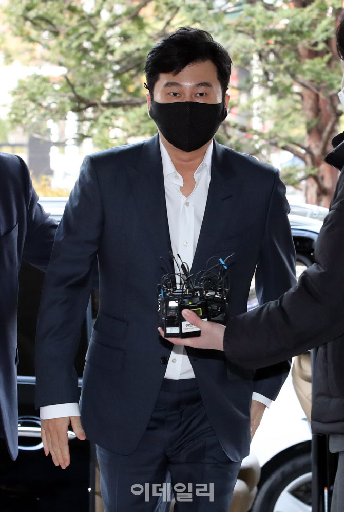 법원 들어서는 양현석 전 YG엔터테인먼트 대표 프로듀서                                                                                                                                              