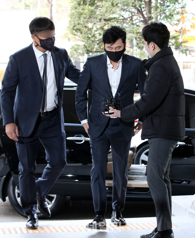 법원에서 취재진 질문받는 양현석 전 YG엔터테인먼트 대표 프로듀서                                                                                                                                   