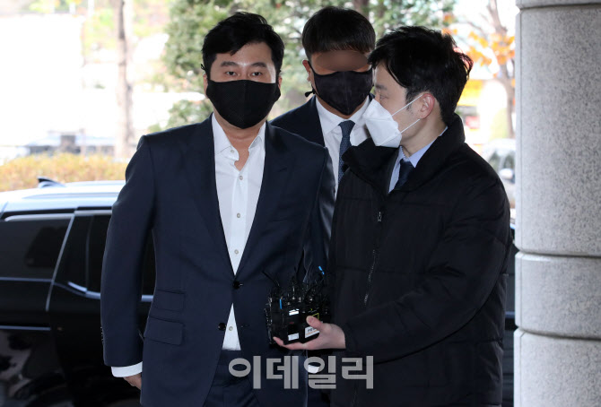 법원에서 취재진 질문받는 양현석                                                                                                                                                                   