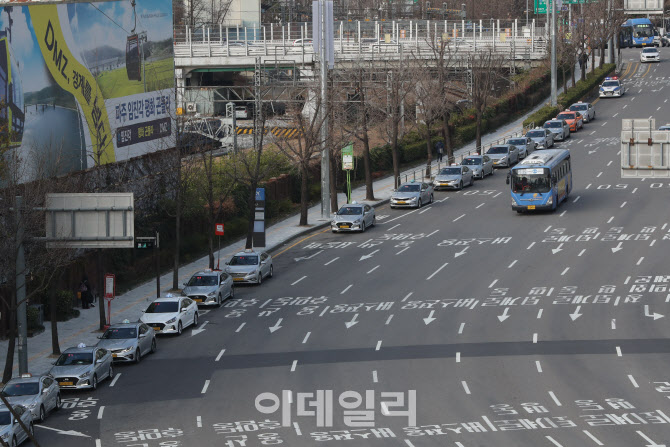 거리두기 2단계, 택시 빈차들과 한산한 도로                                                                                                                                                         