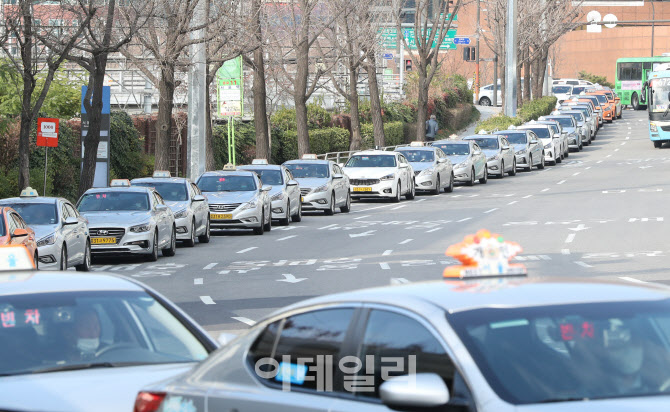 길게 늘어선 택시 빈차 행렬                                                                                                                                                                        