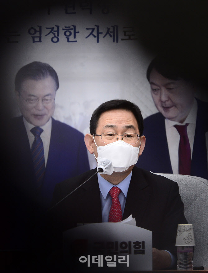 주호영, '윤석열 자진 사퇴 건의? 정총리 요즘 이상해'                                                                                                                                     