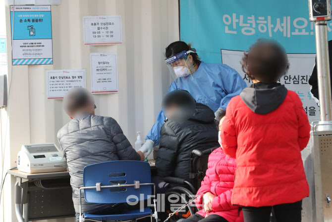 코로나19 신규 확진자 451명                                                                                                                                                                        