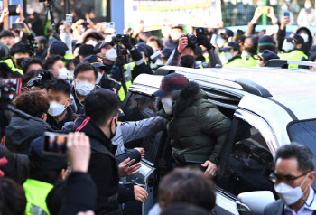 경찰, 조두순 호송차 파손 시킨 유튜버에 구속영장 신청