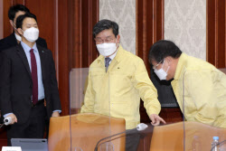 [포토] 회의장 들어서는 실세 장관                                                                                                                                                                        