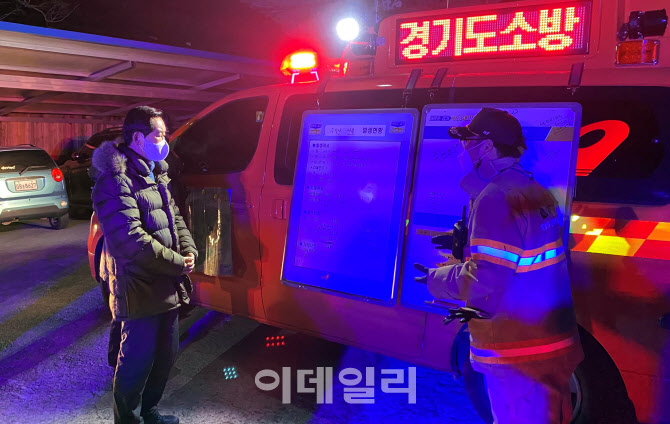[포토]5일 밤 수락산에서 발생한 산불 진화 현장 찾은 안병용 의정부시장