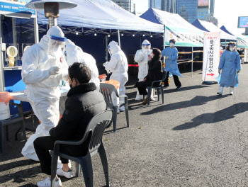 주 평균 확진자 632명, 거리두기 완화 기대 커졌지만…BTJ열방센터 등 '변수'