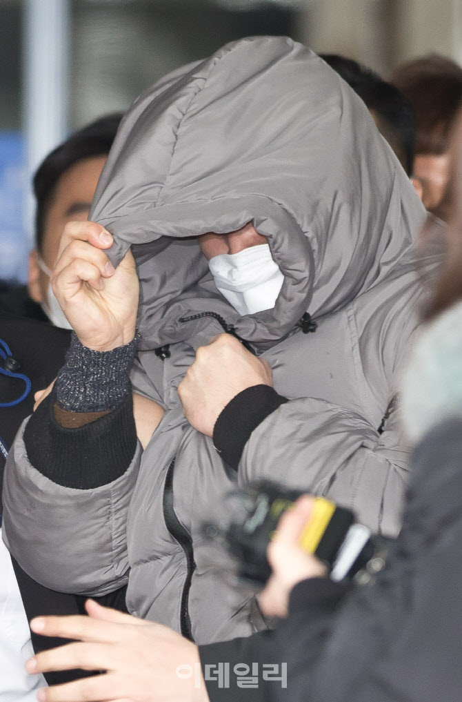 얼굴 가리는 정인이 양부                                                                                                                                                                           