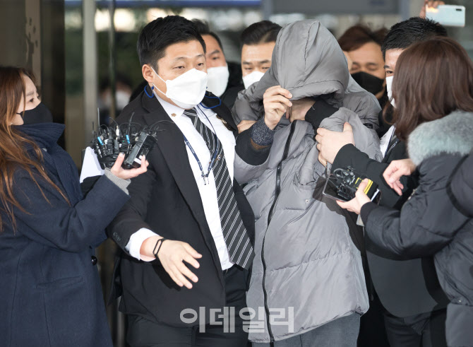 외투로 얼굴 가리는 정인이 양부                                                                                                                                                                    