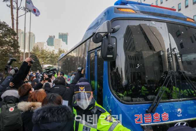 호송차 앞에서 시위하는 시민들                                                                                                                                                                     