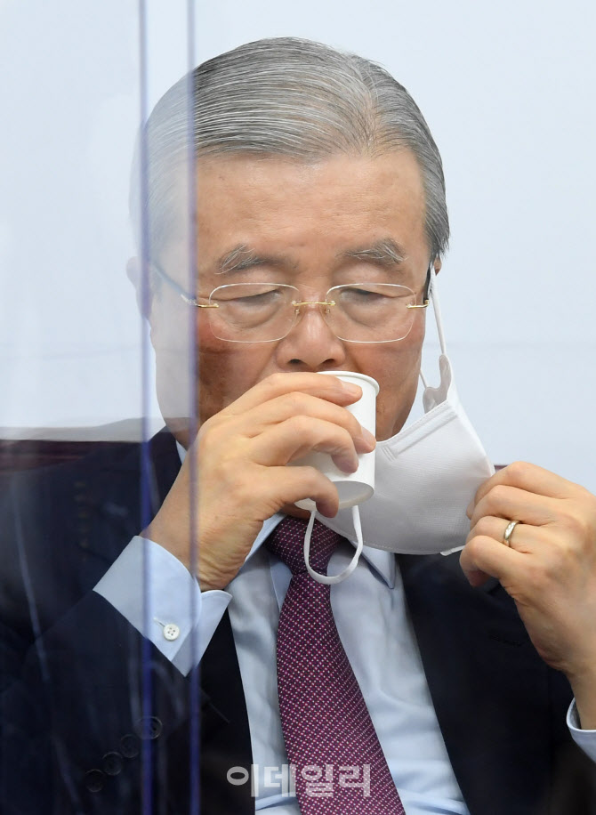 물 마시는 김종인 비대위원장                                                                                                                                                                       