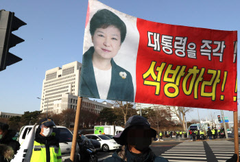 "박근혜씨, 반성은 하나"...징역 20년에 호칭부터 달라져