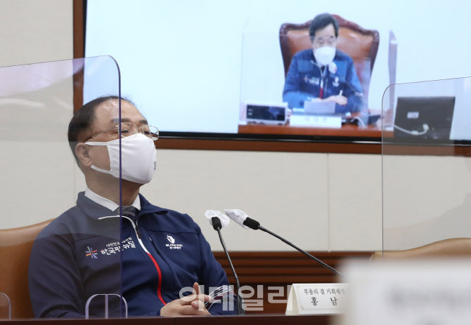  이낙연 대표 발언듣는 홍남기 부총리                                                                                                                                                               