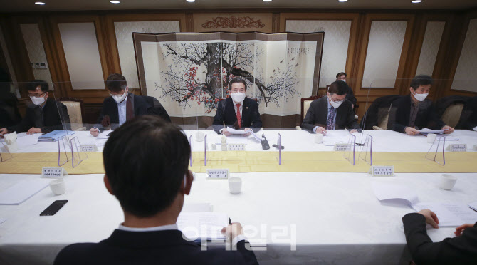 회의에서 발언하는 김용범 기획재정부 차관                                                                                                                                                          