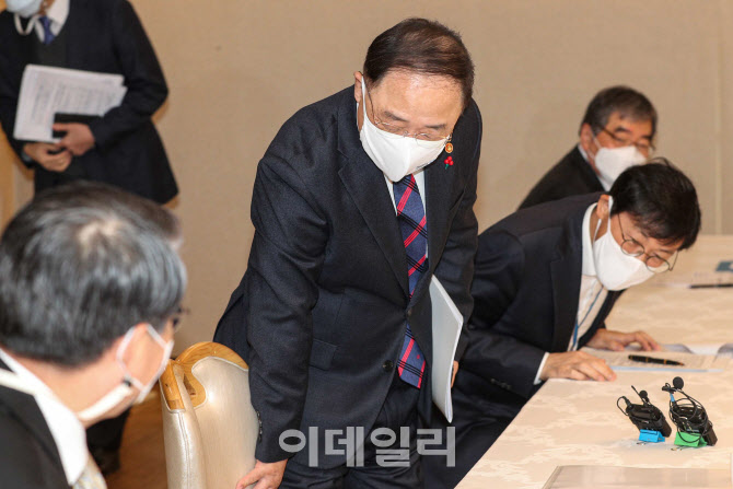 회의 참석하는 홍남기 부총리 겸 기재부 장관                                                                                                                                                        