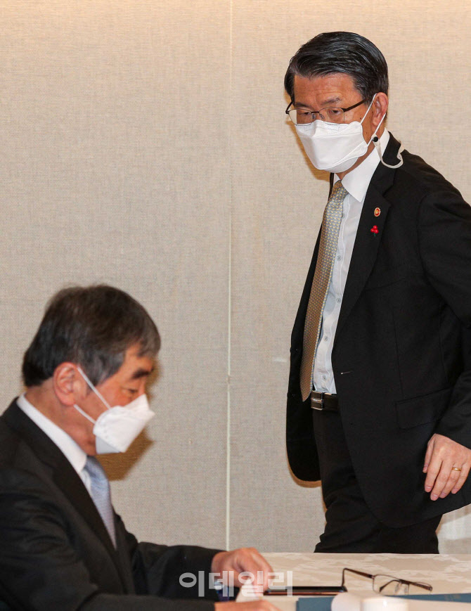 회의 참석한 윤석헌 원장-은성수 위원장                                                                                                                                                             