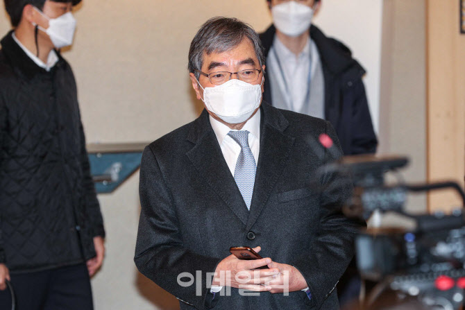 회의 참석한 윤석헌 금융감독원장                                                                                                                                                                   