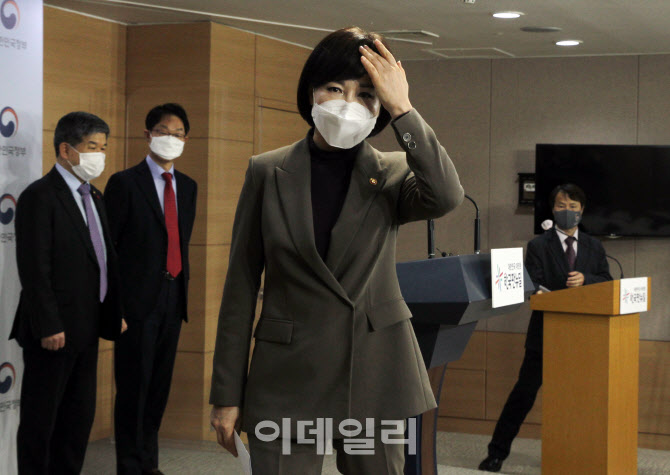  머리 만지며 퇴장하는 전현희 위원장                                                                                                                                                               