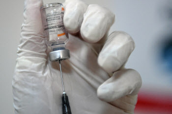 잇딴 사망소식에 커지는 백신 부작용 불안…각종 괴담도