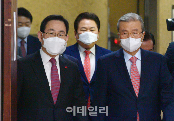 '비대위 참석하는 김종인-주호영'                                                                                                                                                         