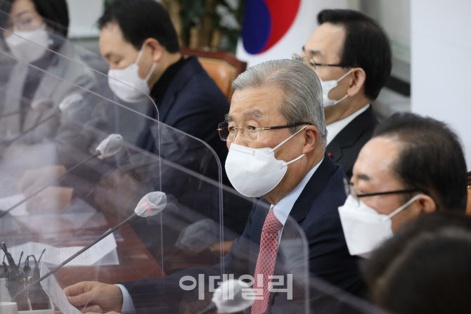 '발언하는 김종인 비대위원장'                                                                                                                                                            