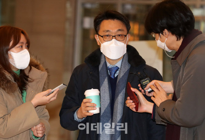 취재진 질문에 답하는 김진욱 공수처장 후보자                                                                                                                                                       