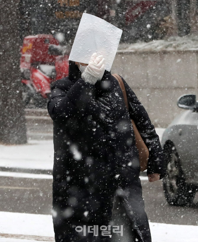 앞을 볼수 없을 정도로 내리는 눈                                                                                                                                                                   