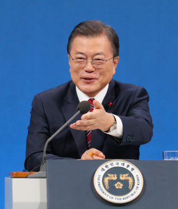 文 대통령 “韓 경제, OECD서 가장 선방했다…올 상반기 회복”