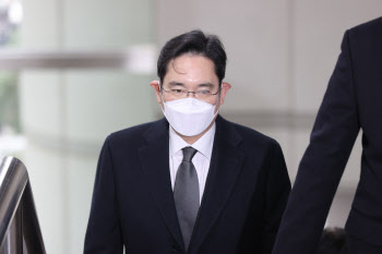 法 "삼성, 정치권력 바뀔 때마다 범죄 연루"…이재용 법정구속(상보)