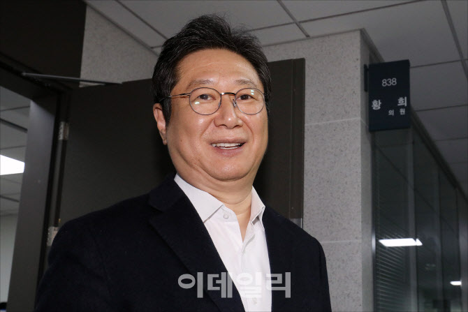 미소 보이는 황희 의원, '문체부 장관에 내정'                                                                                                                                             