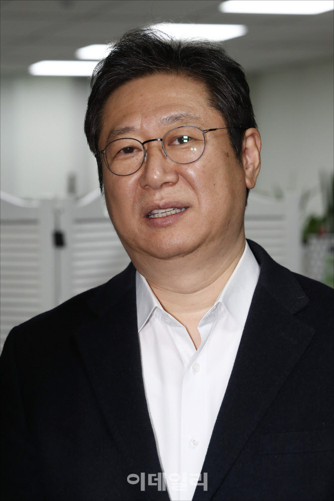 취재진 질문에 답하는 황희 의원, '문체부 장관에 내정'                                                                                                                                    