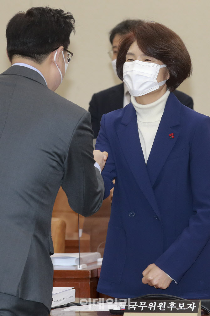 인사청문회, '의원들과 인사하는 한정애 후보자'                                                                                                                                           