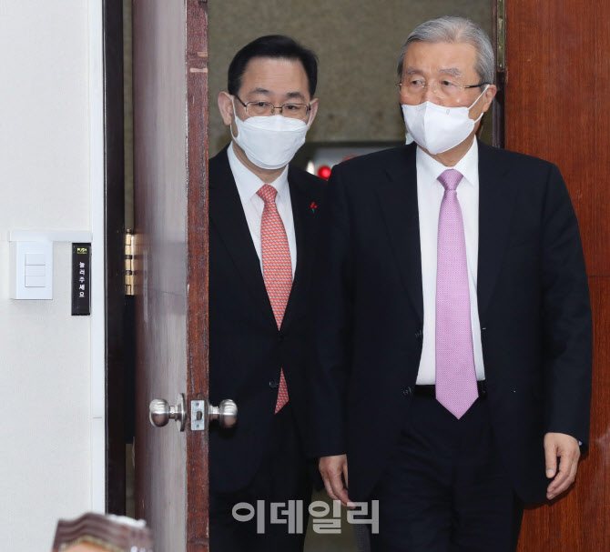 코로나19 대책특위 참석하는 김종인-주호영                                                                                                                                                          