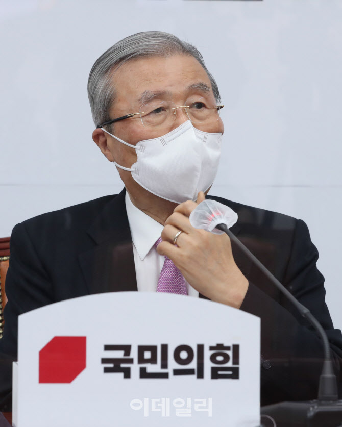 김종인, '자영업자에 나랏돈 풀어야...10만 원으론 안 된다'                                                                                                                                