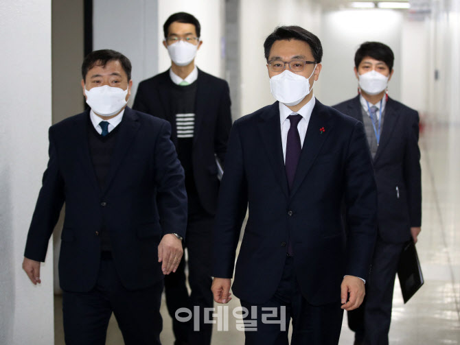 취임식장 들어서는 김진욱 처장                                                                                                                                                                     