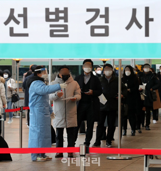 두 달 만에 300명대 중반으로 내려온 코로나 신규확진자                                                                                                                                              