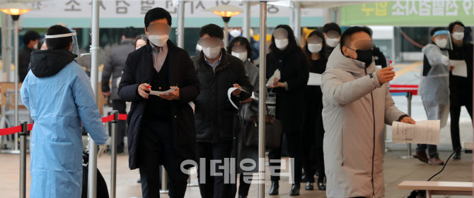 두 달 만에 300명대 중반으로 내려온 코로나19 신규확진자                                                                                                                                            