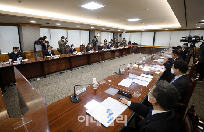  금융권CEO와 'K뉴딜 지원' 논의하는 더불어민주당                                                                                                                                         