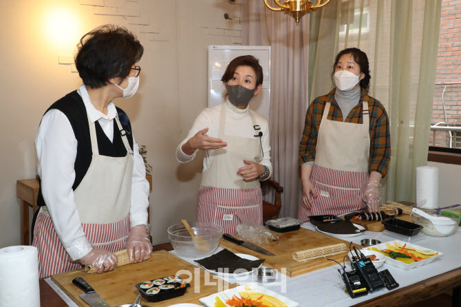 여성일자리 프로그램 참여한 나경원 전 의원                                                                                                                                                         