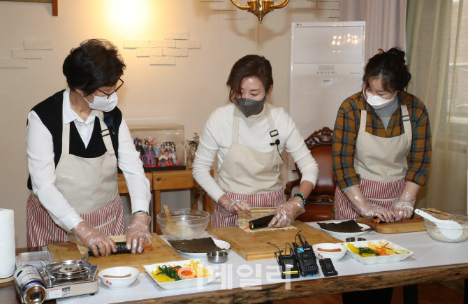 나경원 전 의원, '김밥 만들어 볼까요?'                                                                                                                                                   