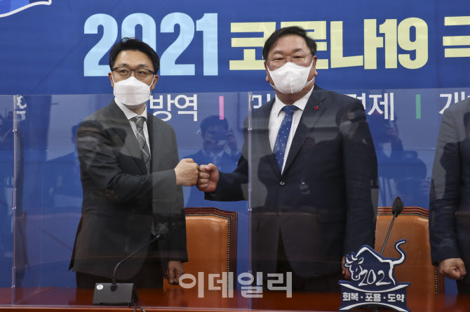 '주먹인사하는 김태년-김진욱'                                                                                                                                                            