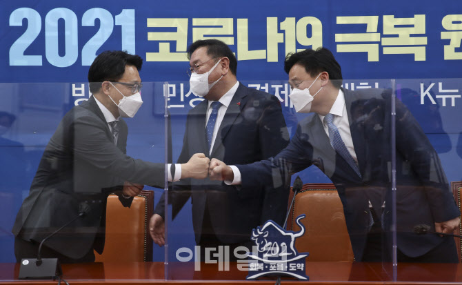 '인사 나누는 김진욱-김영진'                                                                                                                                                             