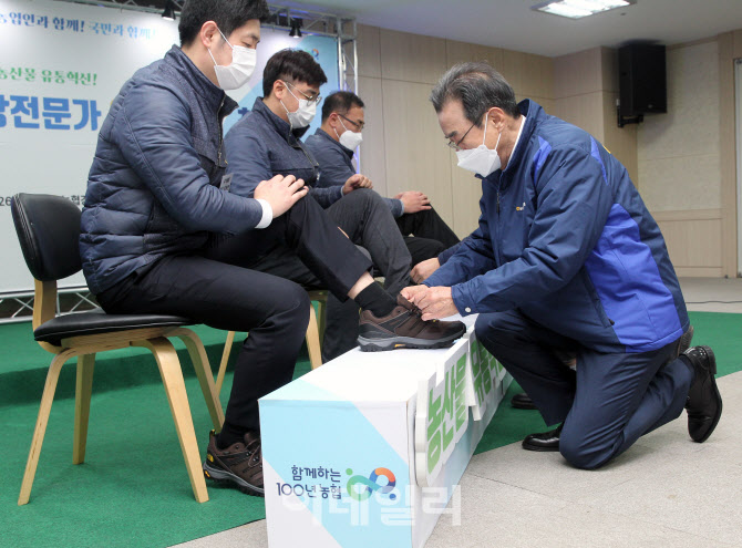  신발끈 묶어주는 이성희 농협회장                                                                                                                                                                  