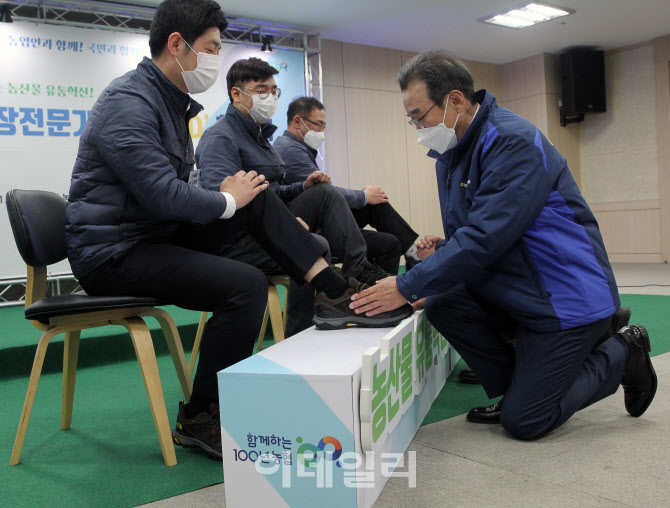  MD 운동화 신겨주는 이성희 농협회장                                                                                                                                                               