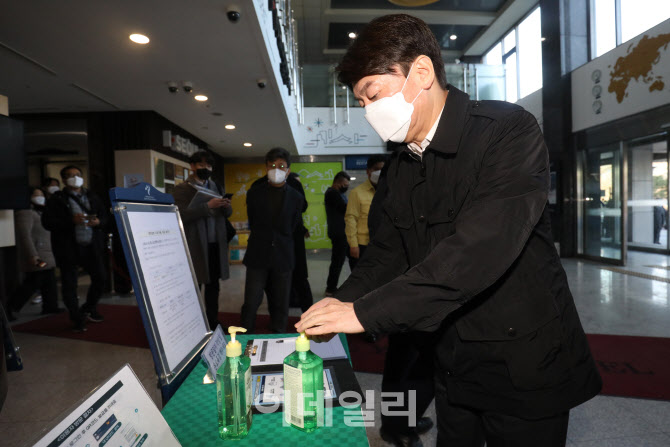 손 소독하는 안철수                                                                                                                                                                                