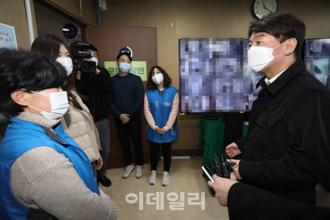 의료진 격려하는 안철수 국민의당 대표                                                                                                                                                              