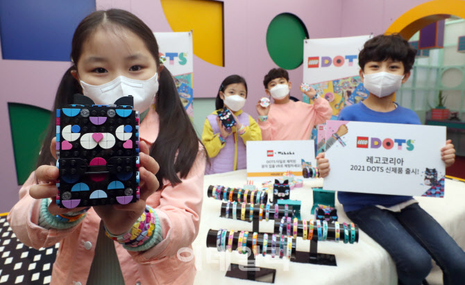 레고로 팔찌부터 탁상용 액세서리까지 원하는대로                                                                                                                                                    