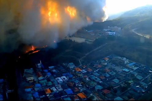 전국 동시다발적인 산불에 국가 산불진화헬기 총동원령